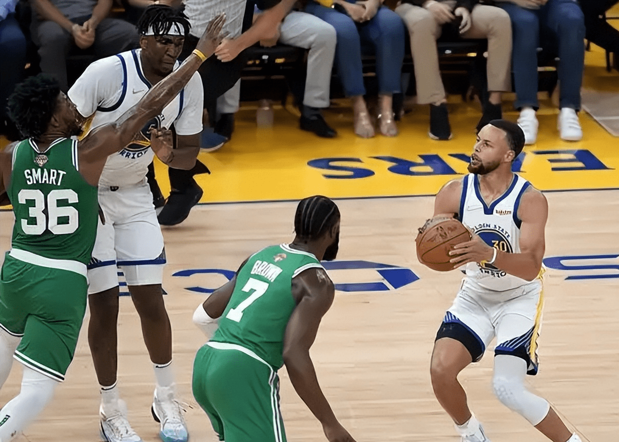 开云-包含上海申花训练开放日；今夜单刀错失引欢呼；NBA常规赛在即；临场指挥获称赞的词条